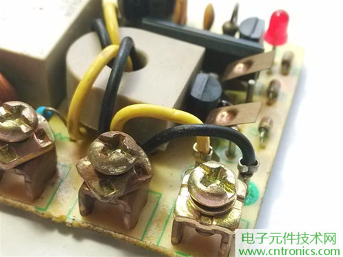 漏電保護(hù)器拆解：結(jié)構(gòu)有差異，做工不錯(cuò)
