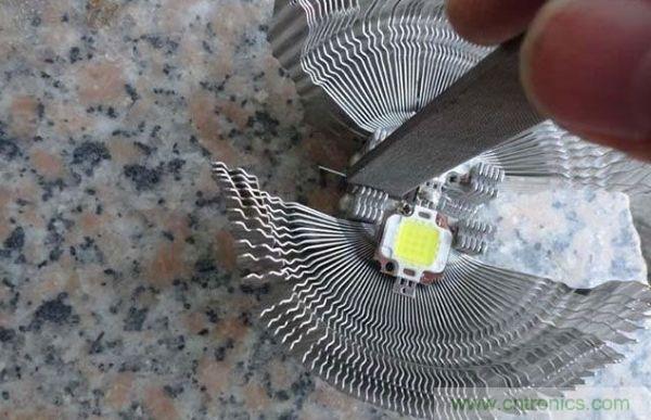 變廢為寶！風(fēng)扇散熱器變身山寨LED燈