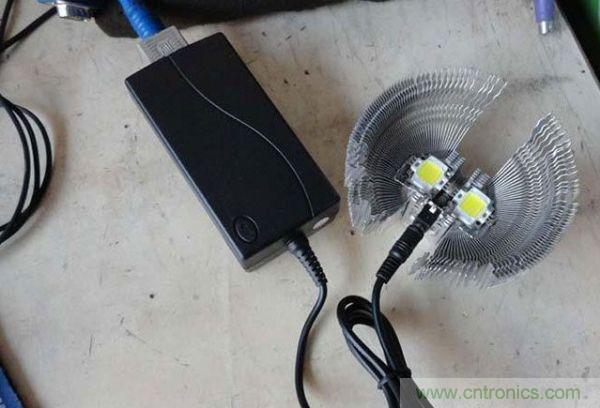 變廢為寶！風(fēng)扇散熱器變身山寨LED燈