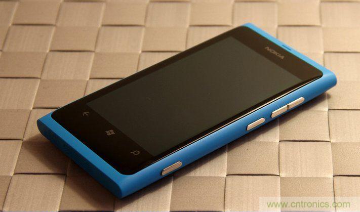 拆解諾基亞Lumia800,做工依舊精細！