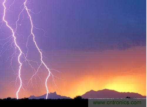 【導(dǎo)讀】處于空間變化的強(qiáng)電磁場中的物體，由于電磁感應(yīng)，在其內(nèi)部就會產(chǎn)生很高的感應(yīng)電動勢，很容易造成意外?，F(xiàn)在家用電器的也采取了各種相應(yīng)的防護(hù)措施，特別是雷電的防護(hù)，不要以為在家里的電器就不怕雷電哦，“家里”也不安全的，所以雷天下電器防雷常識還是不可少的。  家用電器的防護(hù)，除了避免人為損壞外，諸多不可抗力因素所帶來的損壞也要采取相應(yīng)的防護(hù)措施，特別是雷電的防護(hù)。雷電流在50～100微秒的時間內(nèi)，從０變化到幾萬安，再由幾萬安變化到０，在其周圍空間會產(chǎn)生瞬變的強(qiáng)電磁場。處于空間變化的強(qiáng)電磁場中的物體，由于電磁感應(yīng)，在其內(nèi)部就會產(chǎn)生很高的感應(yīng)電動勢。以前，由于它的成災(zāi)概率極小，沒有引起人們的注意，但隨著微電子技術(shù)的重大進(jìn)展，超大規(guī)模集成電路誕生，它的能耗小、靈敏度極高等特點，使得其容易被損壞。          在建筑物內(nèi)，大量布設(shè)著各種導(dǎo)體線路。當(dāng)建筑物遭受雷擊或其周圍發(fā)生雷擊時，雷電流將在建筑物內(nèi)部空間產(chǎn)生瞬態(tài)磁場脈沖，這種磁場脈沖干擾上述回路后，將在回路中感應(yīng)出瞬態(tài)過電壓，危及這些回路相連的設(shè)備。雖然建筑物做好了防雷措施，但建筑物不可避免的會出現(xiàn)露洞。比如大面積的門窗可以讓電磁波入侵來去自由，輸電線路引雷入室等等。甚至有些電器還是露天使用的，因此應(yīng)做好電器防雷。 6   電力系統(tǒng)因其裸露而置于高空，是最易遭受雷擊的。20世紀(jì)初，在電力系統(tǒng)應(yīng)用到輸電線中上時創(chuàng)造了避雷線，即接閃器是一根或兩根架設(shè)在輸電線上方的接地鋼線，也就是前面所稱的“避雷線”。由于它簡單有效，所以在房屋建筑上也推廣了這種形式的接閃器，將它安裝在房屋上容易發(fā)生雷擊的地方，起到避雷的作用?，F(xiàn)在許供電線路采用地下電纜，對防雷有了很大的幫助。但高壓運(yùn)輸還是必須架空明線，因此，必須使用避雷線。          人們通常用過壓保護(hù)器來保護(hù)電器。其防雷原理是：這種保護(hù)器有兩個端口，電器電源火線與零線分別各接保護(hù)器的一個端口，每個保護(hù)器另一端再接地，通過間隙擊穿達(dá)到對地放電的目的。在正常工作電壓下，避雷器間隙不會被擊穿，當(dāng)過電壓沿導(dǎo)線傳過來危及被保護(hù)設(shè)備的過電壓時，避雷器間隙很快被擊穿，對地放電，使大量的電荷都泄入到大地，從而限制了被保護(hù)設(shè)備的輸入電壓，起到了保護(hù)設(shè)備的作用。過電壓過去以后，間隙能迅速恢復(fù)，使電器正常工作。一些高檔的電器自帶保護(hù)器，但是還有許多的電器沒有這一裝置。因此，應(yīng)在入戶電線接上保護(hù)器。在雷暴天氣時，如果沒有特別的用電要求，最好將入戶總閘關(guān)閉。          微電子技術(shù)的發(fā)展，用電器大量使用集成電路。雷電發(fā)生時的電磁效應(yīng)是集成電路的克星。而現(xiàn)在使用集成電路最多的莫過于計算機(jī)了，為了防止電磁感應(yīng)對其的破壞，計算機(jī)的主機(jī)外殼一般由金屬制成。利用金屬的靜電屏蔽和對電磁波的趨膚效應(yīng)，對防止感應(yīng)雷有很好的效果。