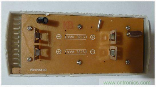 圖4：移開電池后的PCB同一面。