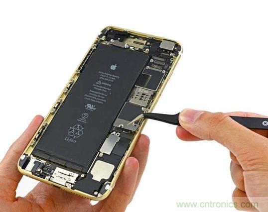 與iPhone 5S相比，電池尺寸更大，電池效率提高了16%。整部手機(jī)看起來就像一件藝術(shù)品，但看不到太多的內(nèi)部構(gòu)造。（來源：iFixit）