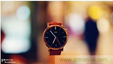 Moto 360 二代:“精益求精”的細節(jié)仍無法彌補功能的缺失