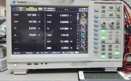 “瘋7”手機充電實測：為何沿用傳統(tǒng)充電模式？