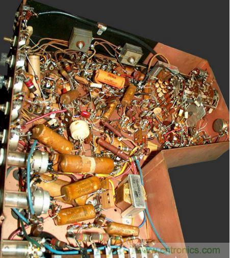 1948年Motorola的VT-71「Golden View」7吋電視機就是采用點對點接線。（圖片來源：Wikimedia/Westernelectric555）