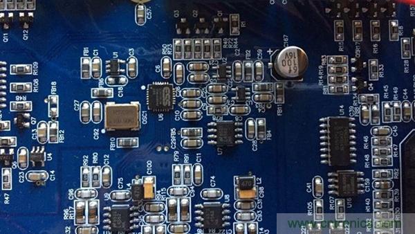 如何“布局”電路上的貼片電容才會(huì)降低寄生電感？