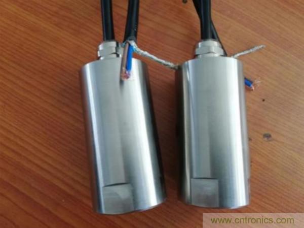 振動(dòng)傳感器的機(jī)電變換原理？主要的分類有哪些？