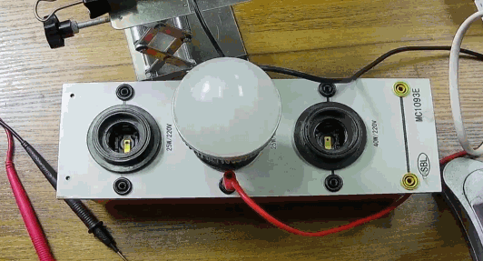 電燈泡內(nèi)通有交流電，為什么看不到燈泡在閃爍？