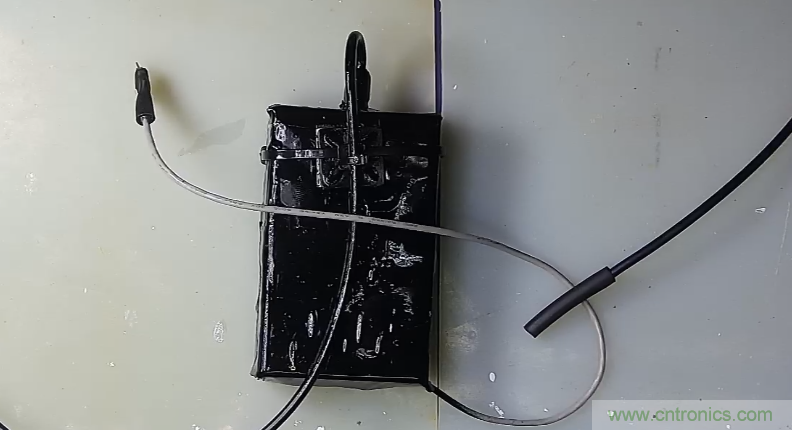 電燈泡內(nèi)通有交流電，為什么看不到燈泡在閃爍？