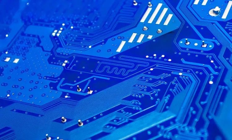 如何決定 PCB 中差分對的過孔阻抗？